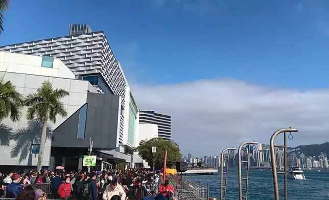 尖沙咀海旁下午已人頭湧湧。小紅書圖片