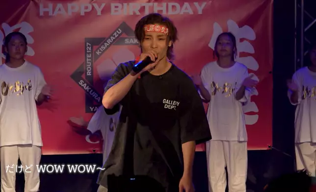 Stick上台表演，大唱經典卡通主題曲。