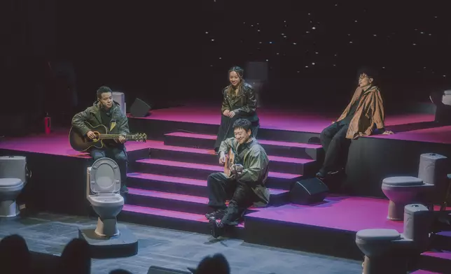 （上左起）音樂總監Chris Mak、主唱Ashley Chui、余迪偉、（下方）結他及主唱李浩深