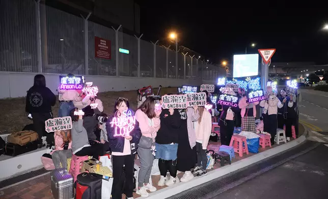 獲數十粉絲接機。