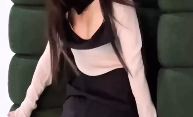 輕輕俯身騷出豐滿上圍，