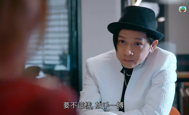 鄧智堅喺劇入面成日流露暖男眼神。