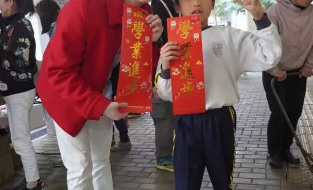 街坊搵Philip合照影相留念。