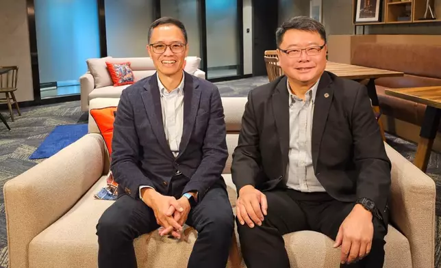 香港科技園公司主席查毅超（右），接受巴士的報社長盧永雄（左）訪問。（巴士的報記者攝）