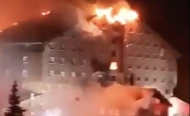 土耳其滑雪度假區酒店發生火警 ，酒店幾乎燒通頂。(X圖片)