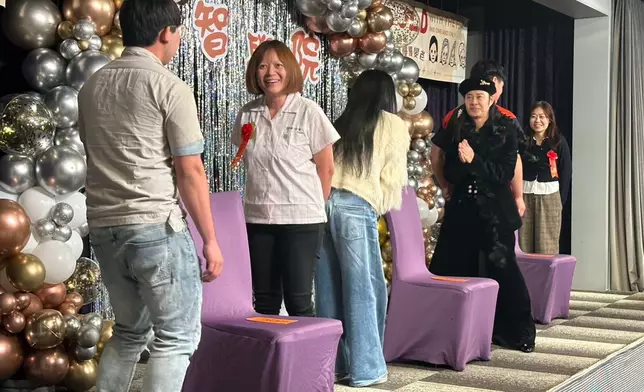 阿智與幾百位歌迷玩集體遊戲。