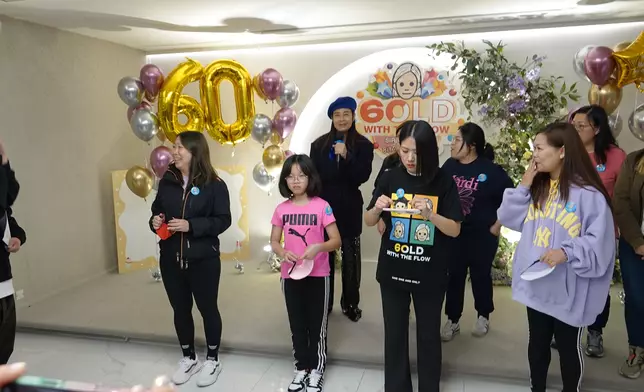 阿智與幾百位歌迷玩集體遊戲。