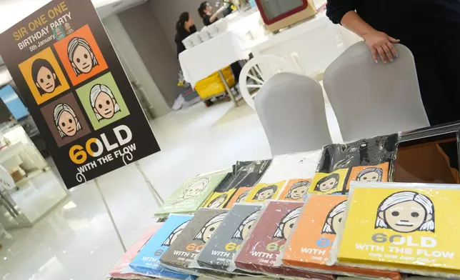 並以「GO OLD WITH THE FLOW」為主題，設計一系列利是封、T恤和圖畫等周邊產品。