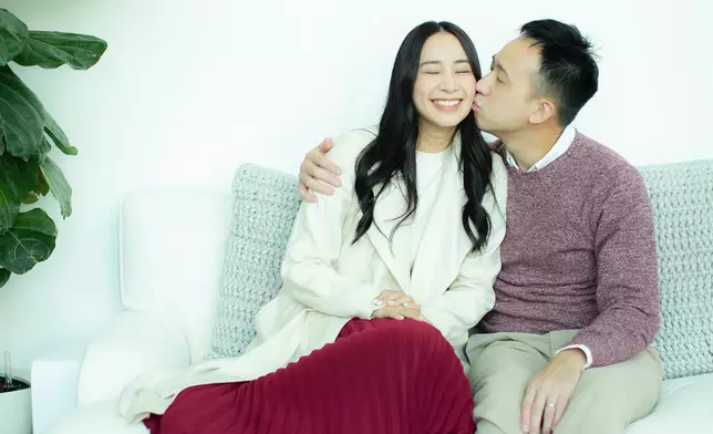 與初戀男友洪立熙於2015年結婚。