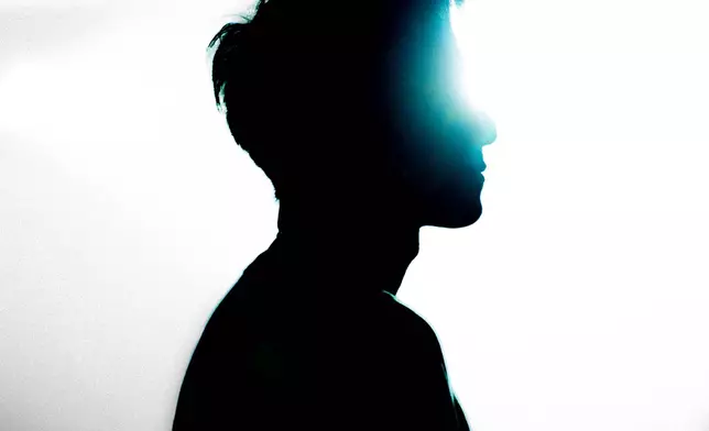 MV以童年、少年及成年的三個人生階段為主軸。