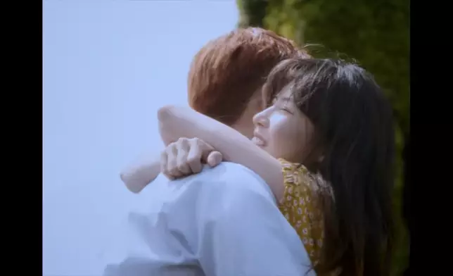 有不少與戀人般的親暱互動（影片截圖）