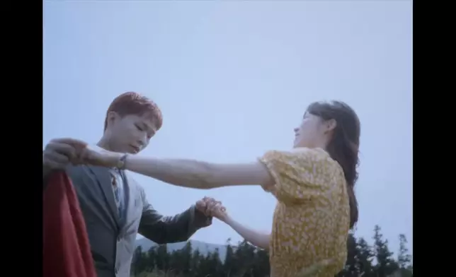 李燦赫和河智秀在MV中手牽手跳舞（影片截圖）