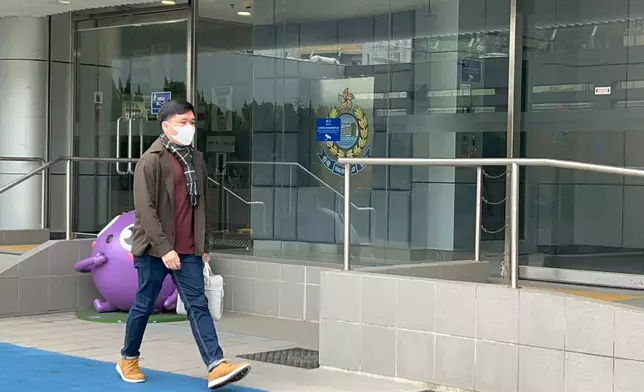 其中一位民研職員阮浠舜約於早上12時15分離開沙田警署。(巴士的報記者攝)