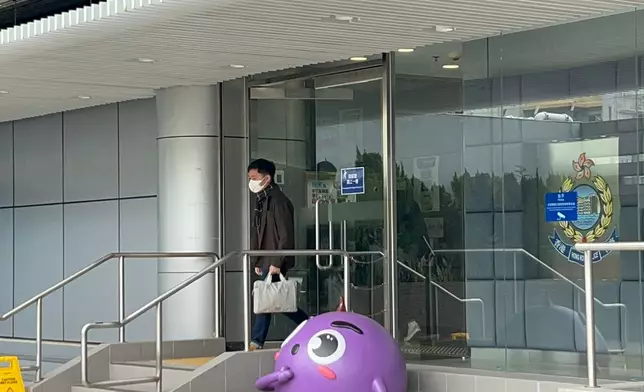 其中一位民研職員阮浠舜約於早上12時15分離開沙田警署。(巴士的報記者攝)