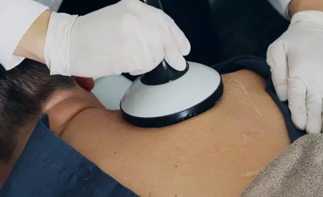 黃子雄膊頭痛足兩個星期，在朋友介紹下去LIGHTMAC Wellness綜合痛症治療中心治療。