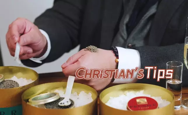 魚子醬放在手背或用珍珠母貝匙羹品嚐。