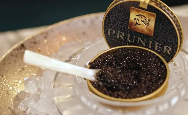 魚子醬放在手背或用珍珠母貝匙羹品嚐。