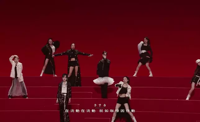 祖兒隊Full Team上台跳唱《活著Viva》成功炒熱全場氣氛。