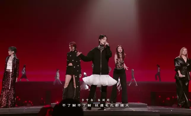 祖兒隊Full Team上台跳唱《活著Viva》成功炒熱全場氣氛。