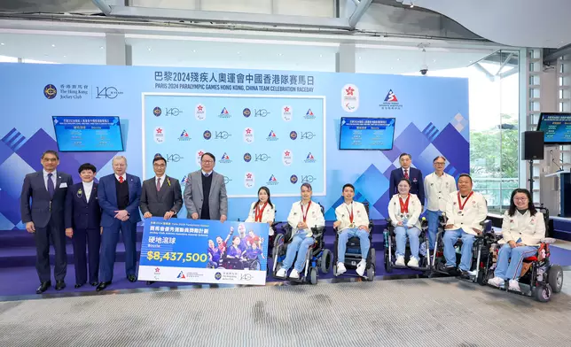 硬地滾球代表何宛淇（右6）、龍子健（右5）、謝德樺（右4）、張沅（右3）、梁育榮（右2）和楊曉林（右1），獲頒授「賽馬會優秀運動員獎勵計劃」支票。