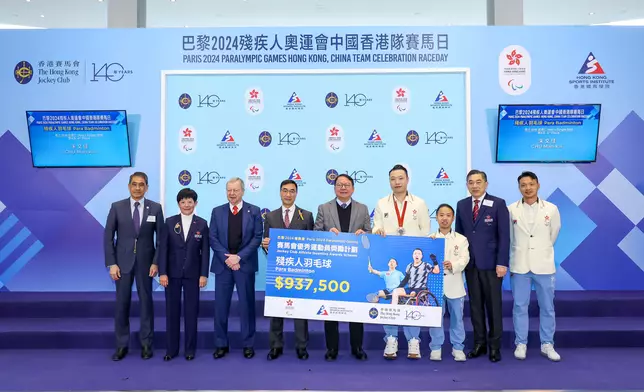 羽毛球代表陳浩源（右4）和朱文佳（右3）獲頒授「賽馬會優秀運動員獎勵計劃」支票。