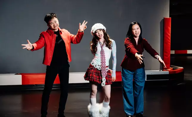 爸爸媽媽都有客串，還一同跳舞！