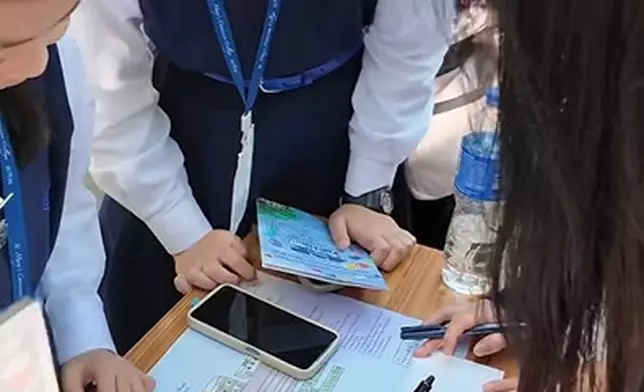 樊亦敏一邊開心簽名，一邊好有愛咁勉勵學妹讀好書