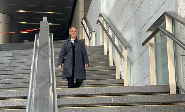 鍾庭耀剛於下午約2 時15分離開灣仔警署。 (巴士的報記者攝)