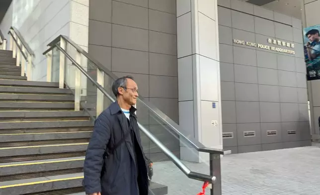 鍾庭耀剛於下午約2 時15分離開灣仔警署。 (巴士的報記者攝)