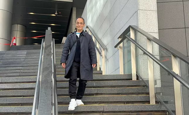 鍾庭耀剛於下午約2 時15分離開灣仔警署。 (巴士的報記者攝)