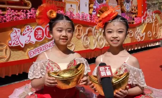 代表澳門旅遊局參與匯演的7歲Dora(左)和9歲Charlotte。(巴士的報記者攝)