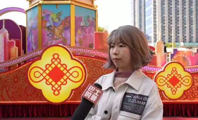 藝術家Sija為香港旅遊發展局花車「喜樂連連」設計巨型燈籠裝置。(巴士的報記者攝)