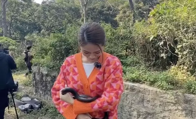 她完全不害怕。