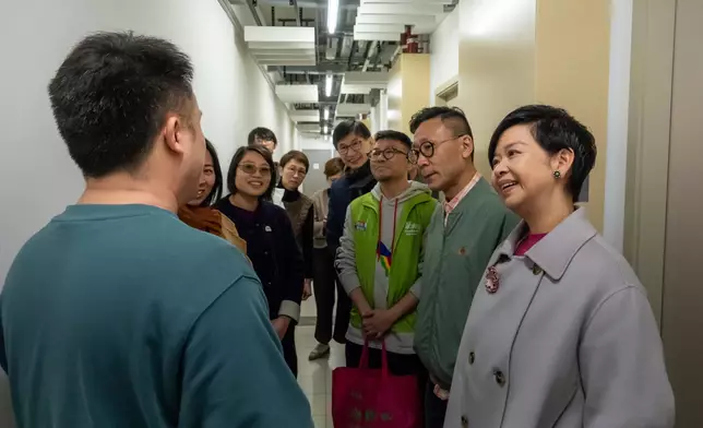 何永賢到過渡性房屋探訪居民（何永賢FB圖片）