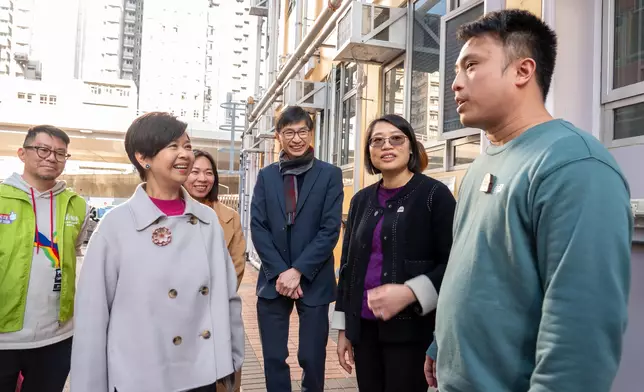 何永賢到過渡性房屋探訪居民（何永賢FB圖片）