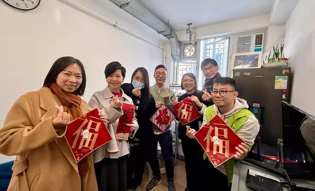 何永賢到過渡性房屋探訪居民（何永賢FB圖片）