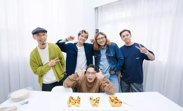 Nowhere Boys接力獻唱。