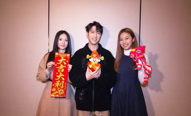 馮允謙（Jay)率領黃淑蔓（Feanna)和雲浩影（Cloud）向大家拜年。