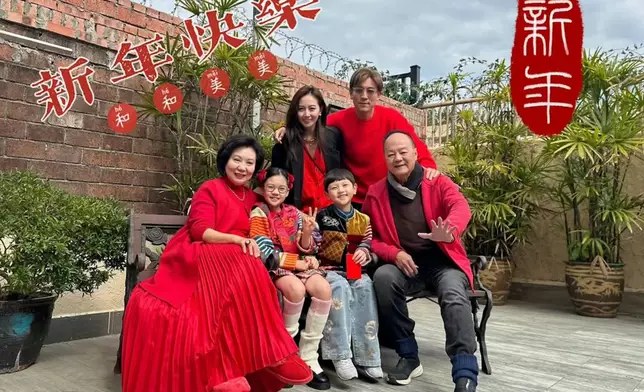 譚俊彥每年新年都會三代同堂影全家福。