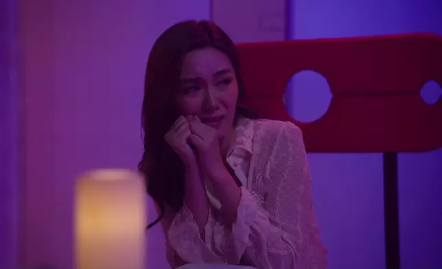 湯洛雯呢場戲望落好似好有苦衷咁。