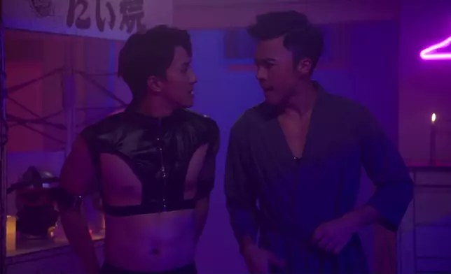 黃庭鋒同姚宏遠《格雷的五十道色戒》呢個打扮，其實似係搞笑居多咁噃。