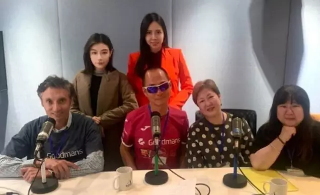 視障跑手梁小偉(右2)與領跑員接受陳以禔、陳美濤訪問