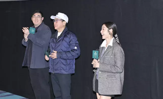 導演陳茂賢、許冠文及衛詩雅現身大圍出席謝票。