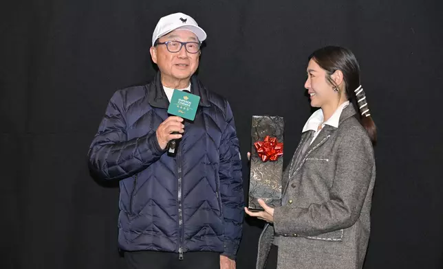 為同場的Michelle帶來一支酒作結婚禮物