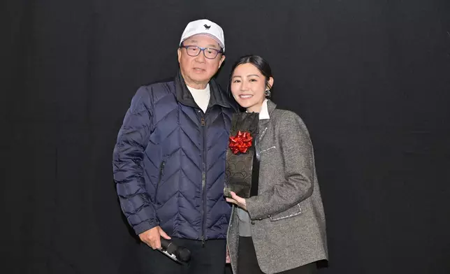 Michael表示事源自己下月跟家人外遊，未能親身出席Michelle的婚禮