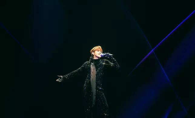 又特別為加場訂造三套全新歌衫