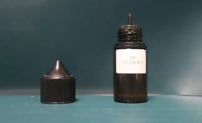 檢獲的懷疑「太空油毒品」。 政府新聞處圖片