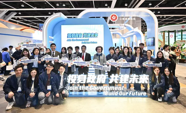 公務員事務局局長楊何蓓茵（第二排中）、公務員事務局常任秘書長梁卓文（第二排左五）及香港貿易發展局（貿發局）副總裁張淑芬（第二排左四）在局方攤位前和局方及貿發局人員合照。 政府新聞處圖片