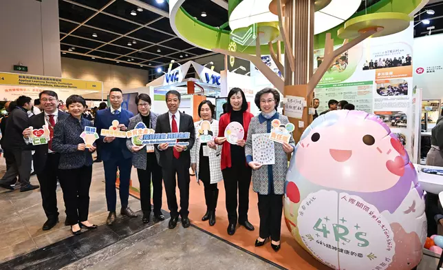 楊何蓓茵（右一）、公務員事務局常任秘書長梁卓文（右四）、教育局常任秘書長李美嫦（右二）及香港貿易發展局副總裁張淑芬（左四）在教育局的攤位合照。政府新聞處圖片