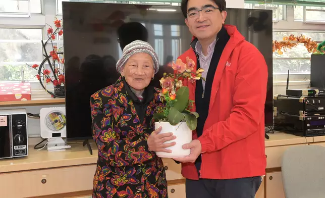 環署署長吳文傑將年花轉贈予一位安老院長者。 政府新聞處圖片